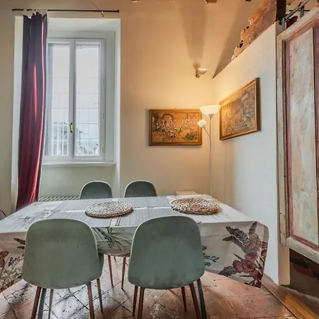 Porta Garibaldi Antique Charm *
