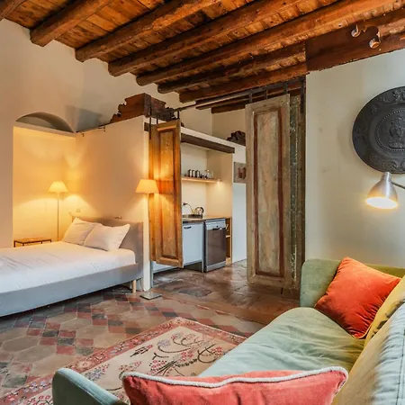 Porta Garibaldi Antique Charm